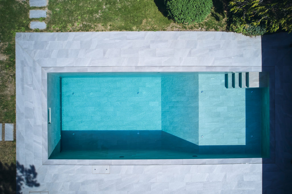 Piscine béton avec carrelage taupe